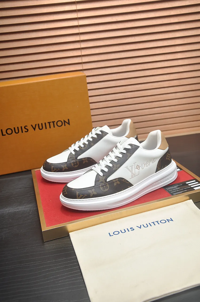 Men's men's shoes 💰640💶Original development, quality shipping, welcome to compare - LV sneaker series sports shoes introduce the loose silhouette of the ready-to-wear series into the spring and summer men's wear shows and make an eye-catching appearance. The cow leather upper is combined with rough fabric laces, and colorful beading highlights the brand's classic elements. LV letters mark the tongue and Monogram floral outsole. Mixed materials Made of top-grain cowhide, thick shoelace design, large Monogram print on the side, mesh lining and cotton feet, the comfort is as extreme as ever, premium heritage, quality first, worth owning! Size: Men’s 38-45 (45 is custom-made and cannot be returned or exchanged)